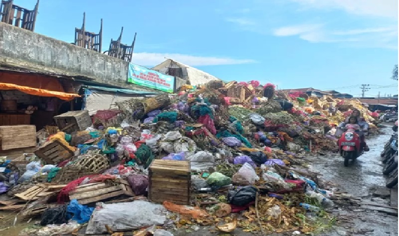 MENGGUNUNG: Tumpukan sampah di Pasar Sentra Antasari, Jalan Pangeran Antasari, Banjarmasin Tengah, pasca lebaran. (Foto: Riyad Dafhi Rizki/Radar Banjarmasin)