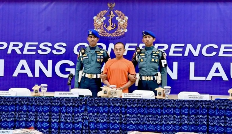 Aparat Detasemen Polisi Militer Angkatan Laut (Denpomal) mengadirkan oknum TNI AL Kelasi Satu Jumran (tengah) tersangka pembunuhan terhadap jurnalis Juwita (23). (ANTARA)