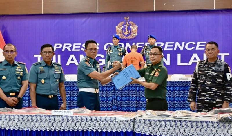 Kepala Dinas Penerangan TNI Angkatan Laut (Kadispenal) Laksamana Pertama TNI IM Wira Hady AWM (kedua kiri) menyaksikan penyerahkan berkas perkara.
