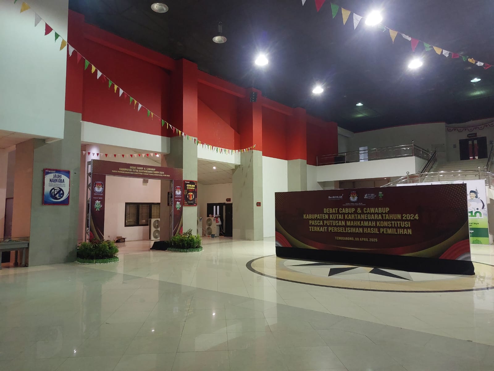 Persiapan Debat Publik Paslon PSU Pilkada 2025 di Stadion Aji Imbut Tenggarong Seberang (Elmo/Prokal.co)