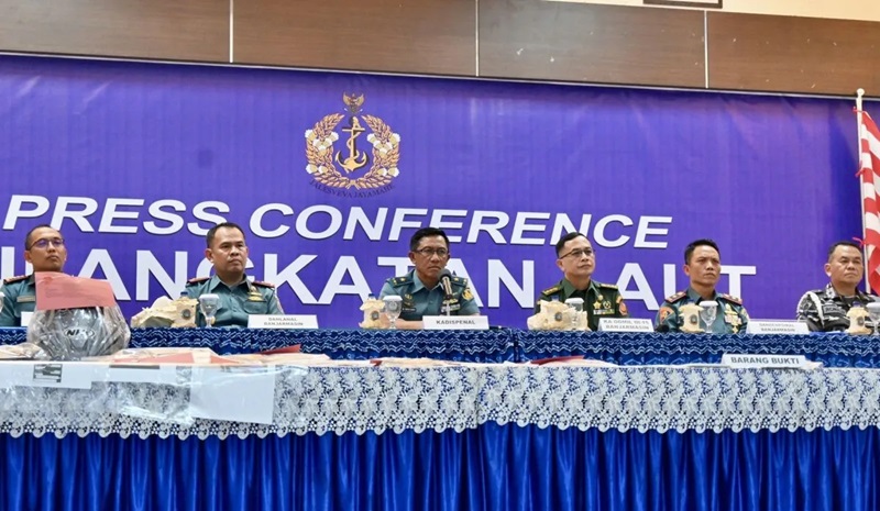 Kepala Dinas Penerangan TNI Angkatan Laut (Kadispenal) Laksamana Pertama TNI IM Wira Hady AWM (ketiga kiri) memberikan keterangan dalam konferensi pers pembunuhan jurnalis Juwita oleh oknum TNI AL.