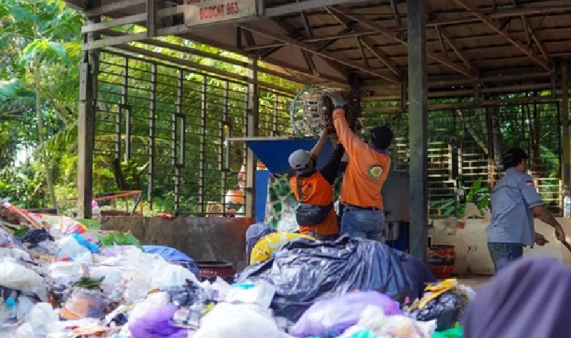 UJI COBA: Pemko Banjarmasin menguji coba alat separator sampah anorganik dan organik (ASSANO) di Tempat Pembuangan Akhir (TPA) Basirih, Senin (7/4). (Foto: MEDIA CENTER PEMKO BANJARMASIN)