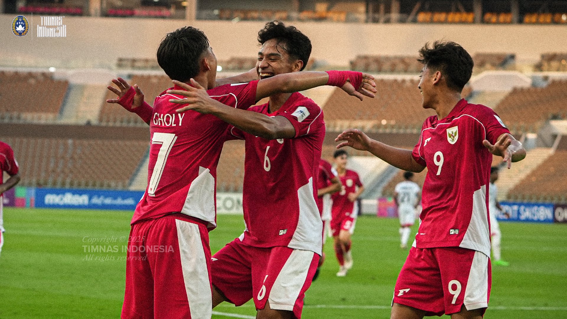 Pemain timnas U-17 rayakan gol.