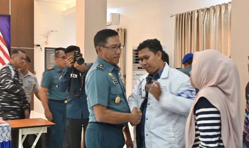 Kepala Dinas Penerangan TNI Angkatan Laut (Kadispenal) Laksamana Pertama TNI I.M. Wira Hady AWM (tengah) menghampiri keluarga korban. (ANTARA)