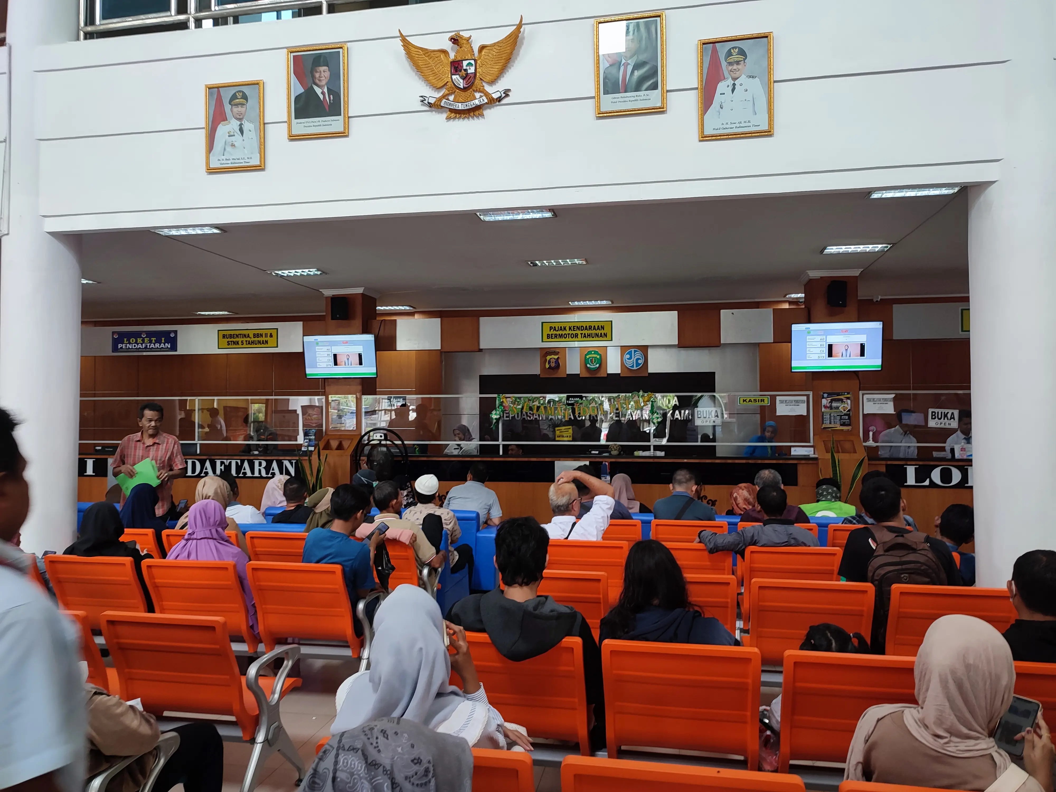 Warga antre di Samsat Samarinda.