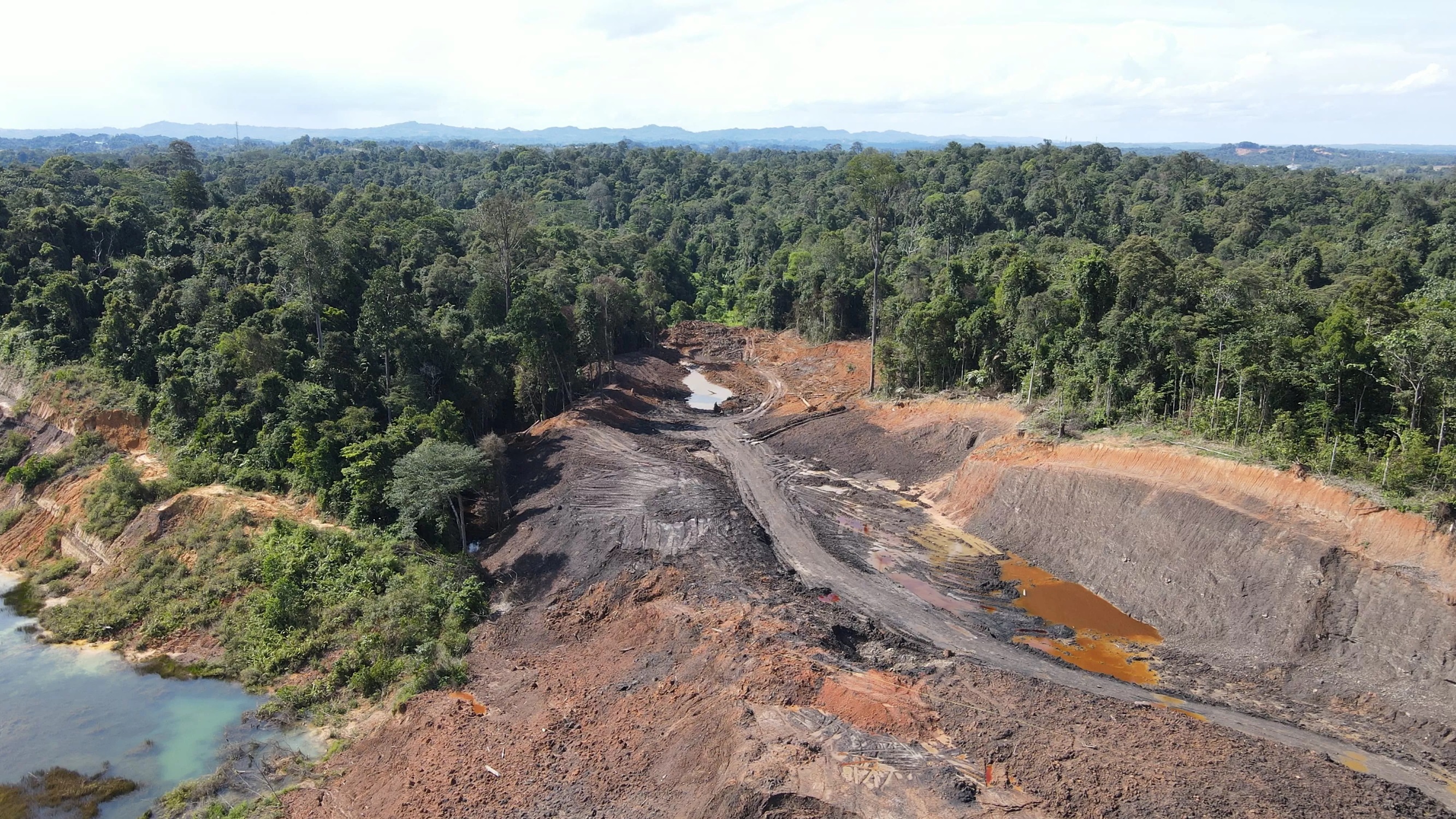 RUSAK: Akibat bukaan lahan yang diduga bakal dijadikan lokasi pertambangan batu bara, KHDTK Unmul yang menjadi tempat pendidikan mahasiswa dan dosen Fahutan Unmul rusak. (Rama Sihotang/KP)