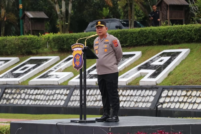 Irjen Pol Endar Priantoro memimpin apel pagi, Rabu 9 April 2025.