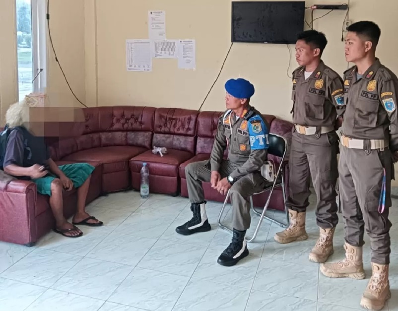 RESAHKAN WARGA: Satpol PP Tana Paser mengamankan pria peminta-minta paksa.(FOTO:ISTIMEWA)