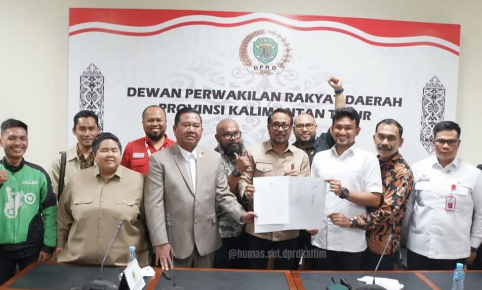Penyerahan berita acara RDP DPRD Kaltim dengan Pertamina, terkait keluhan warga soal dugaan BBM bermasalah.