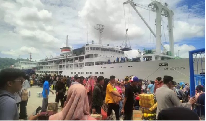RIBUAN PENUMPANG. Suasana di Pelabuhan Samarinda saat arus balik Lebaran Idulfitri 1446 H. Empat kendaraan ditilang lantaran tidak dilengkapi surat kendaraan. (kis)