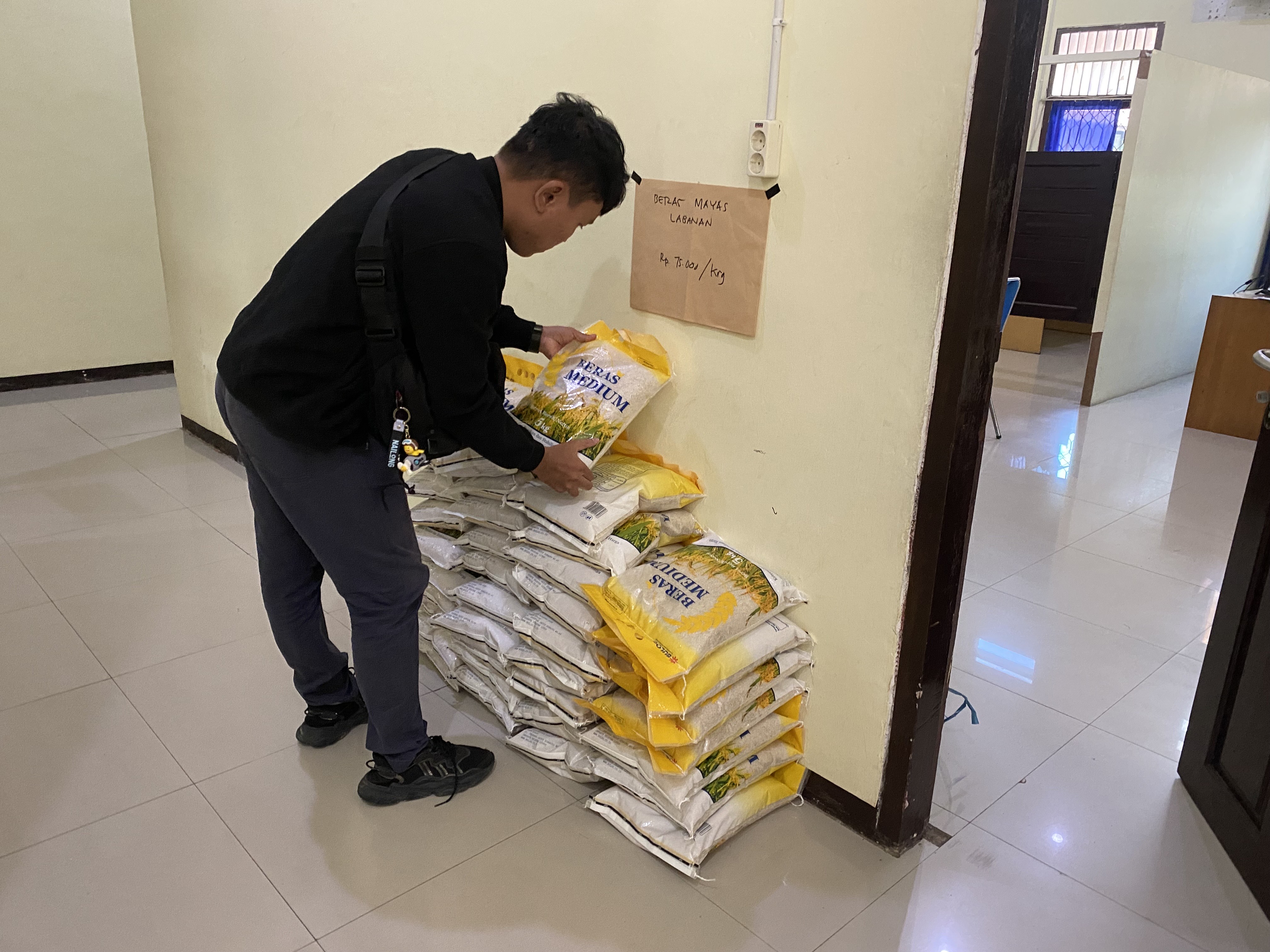 BERAS LOKAL: Salah satu produksi beras lokal dari Kampung Labanan yang dititip jual di Kantor Dinas Pangan Berau.