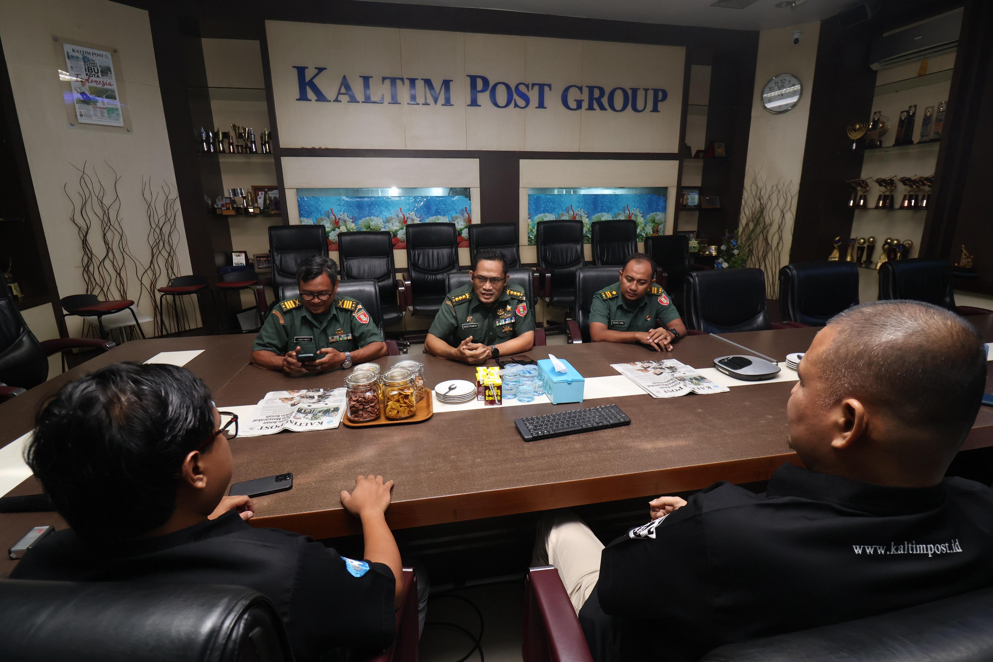 KOLABORASI : Kapendam VI/Mulawarman Kolonel Kristiyanto (tengah) bersama jajaran saat bersilaturahmi ke Gedung Biru Kaltim Post, Balikpapan, Rabu (9/4/2025).