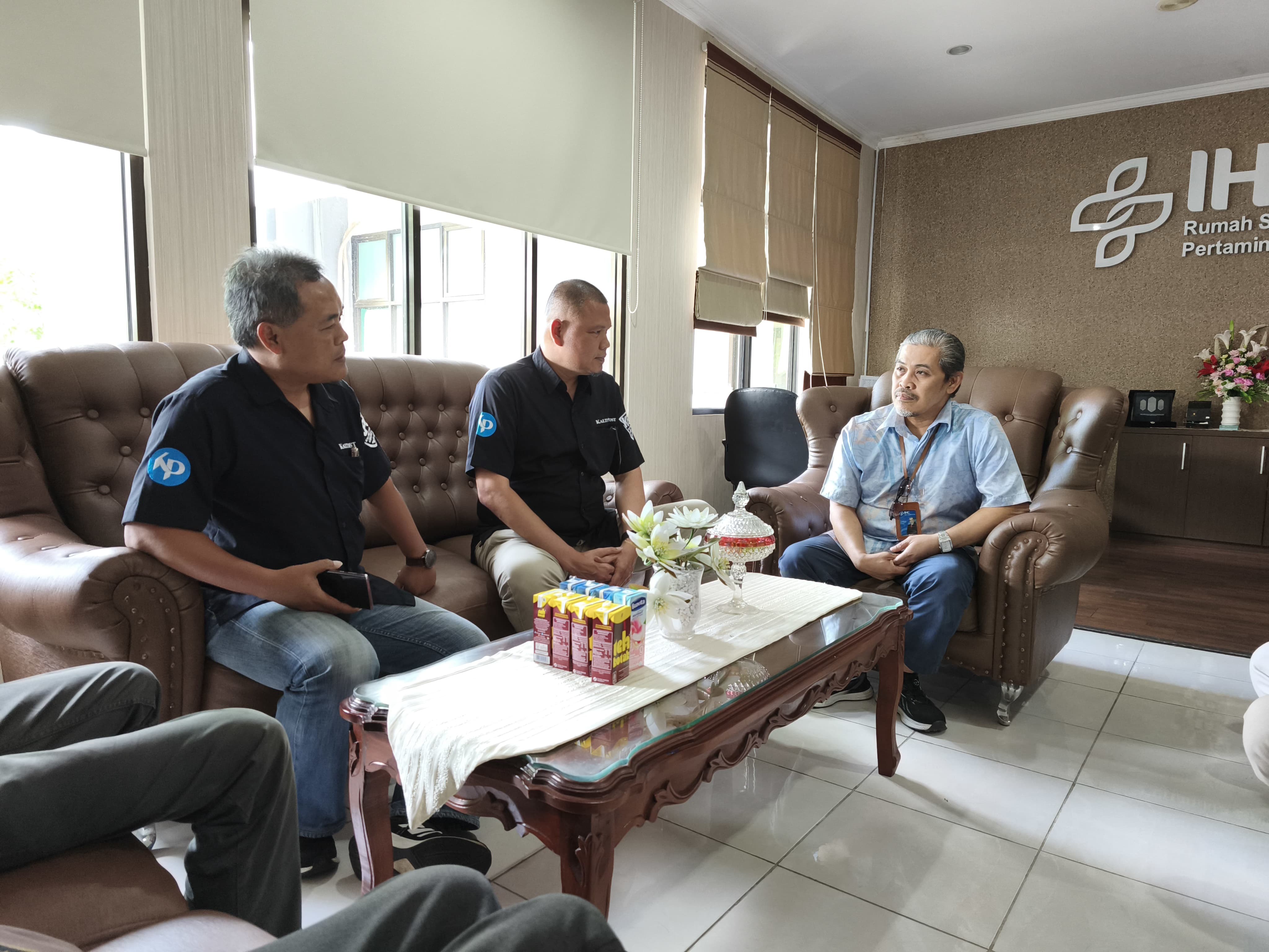 HANGAT: Diskusi santai Direktur Kaltim Post Erwin Dede Nugroho (dua kanan) dan jajaran bersama Direktur RS Pertamina Balikpapan, dr Muhammad Ahsan (kanan).  Pererat Kolaborasi Kaltim