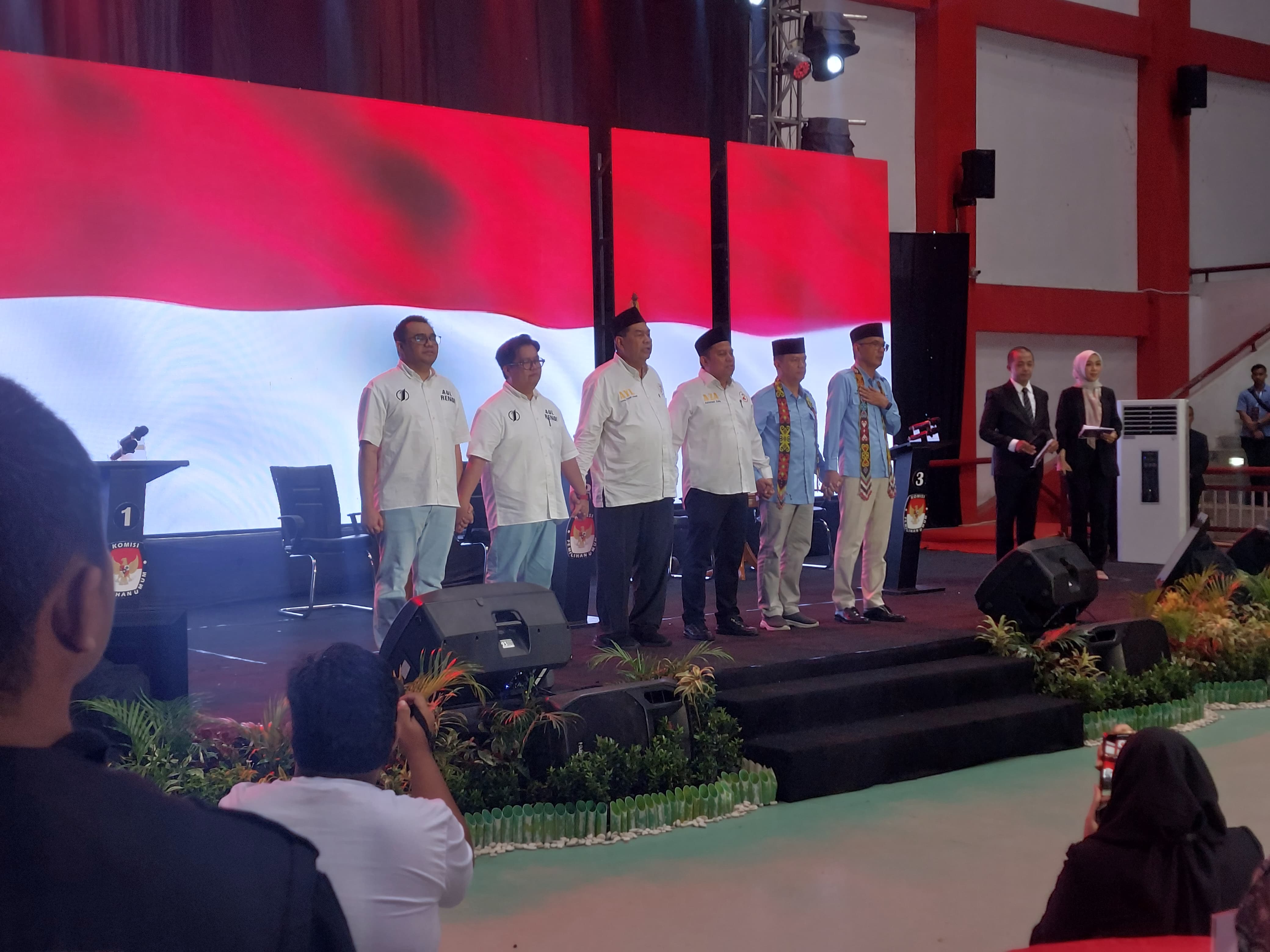 Penutupan Debat Publik Paslon Bupati dan Wakil Bupati Kukar PSU Pilkada Tahun 2025 yang diakhiri dengan menyanyikan &ldquo;Padamu Negeri&rdquo; (Elmo/Prokal.co)