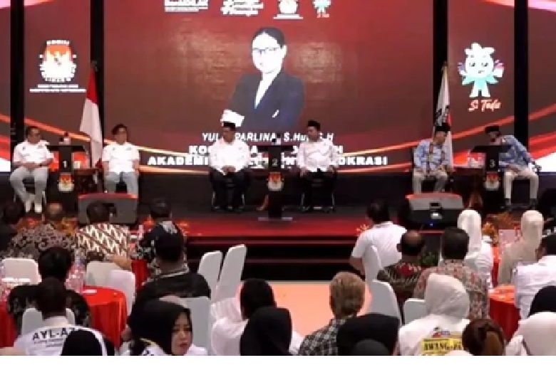 PROSES PSU. Debat publik digelar Rabu (9/4) malam di Gedung Beladiri Stadion Aji Imbut, Tenggarong Seberang, sebagai proses pelaksanaan PSU Pilkada Kukar 2024 berlangsung Sabtu (19/4) depan. (idin/)