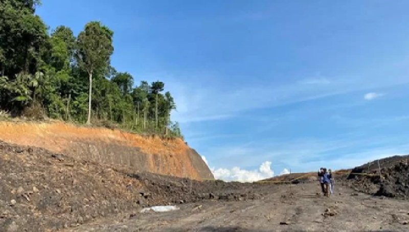 DIBABAT. Jalan hauling untuk mengangkut batu bara yang sudah dibuka di area lahan.
