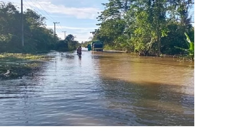 JADI SUNGAI. Kondisi jalan raya di jalur poros Desa Kelekat, Kecamatan Kembang Janggut, Kabupaten Kukar direndam banjir akibat curah hujan berlebih selama beberapa hari terakhir di kawasan hulu Kukar.