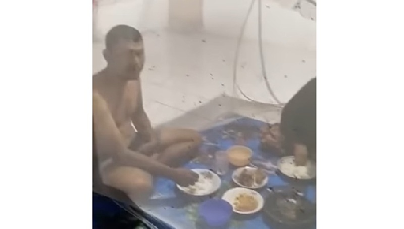 Warga Kabupaten Sukamara terpaksa makan dalam kelambu karena tak tahan dengan serangan wabah lalat. (Instagram/infosukamara)