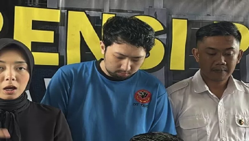 Polda Jabar saat menghadirkan tersangka berinisial PAP atas kasus kekerasan seksual yang terjadi pada keluarga pasien di Bandung, Jawa Barat, Rabu (9/4/2025). (ANTARA)