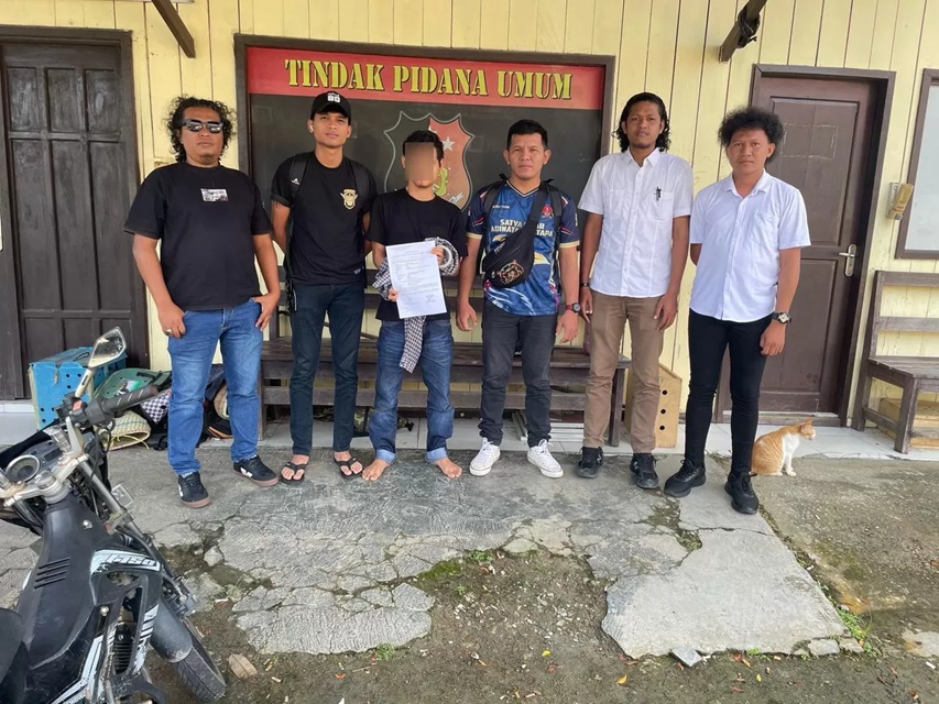 DIAMANKAN: Pelaku yang diamankan oleh pihak kepolisian usai melarikan diri ke Malinau. FOTO: ELIAZAR/RADAR TARAKAN