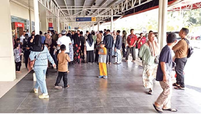 RAMAI: Area kedatangan di Bandara Haji Asan Sampit yang ramai dipadati pengunjung, Selasa (8/4) lalu. HENY/RADAR SAMPIT