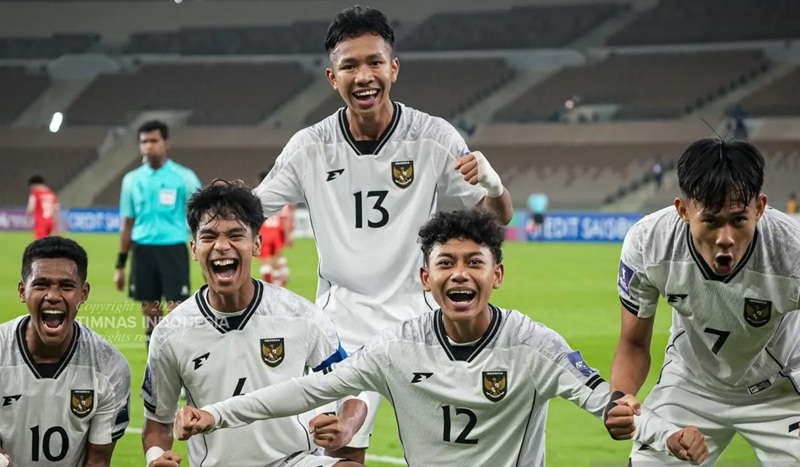 Penggawa timnas U-17 Indonesia berselebrasi merayakan kemenangan 2-0 atas Afganistan U-17 pada laga terakhir Grup C Piala Asia U-17 2025 di Stadion Prince Abdullah Al Faisal, Jumat (11/4/2025).