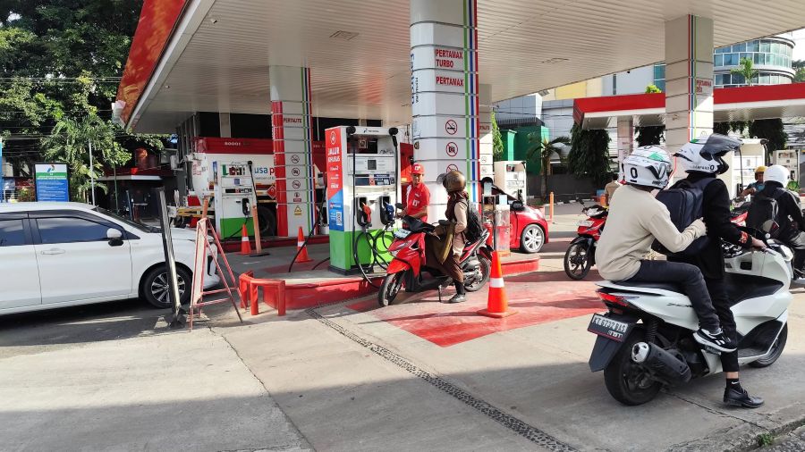 Ilustrasi pengisian BBM di SPBU.