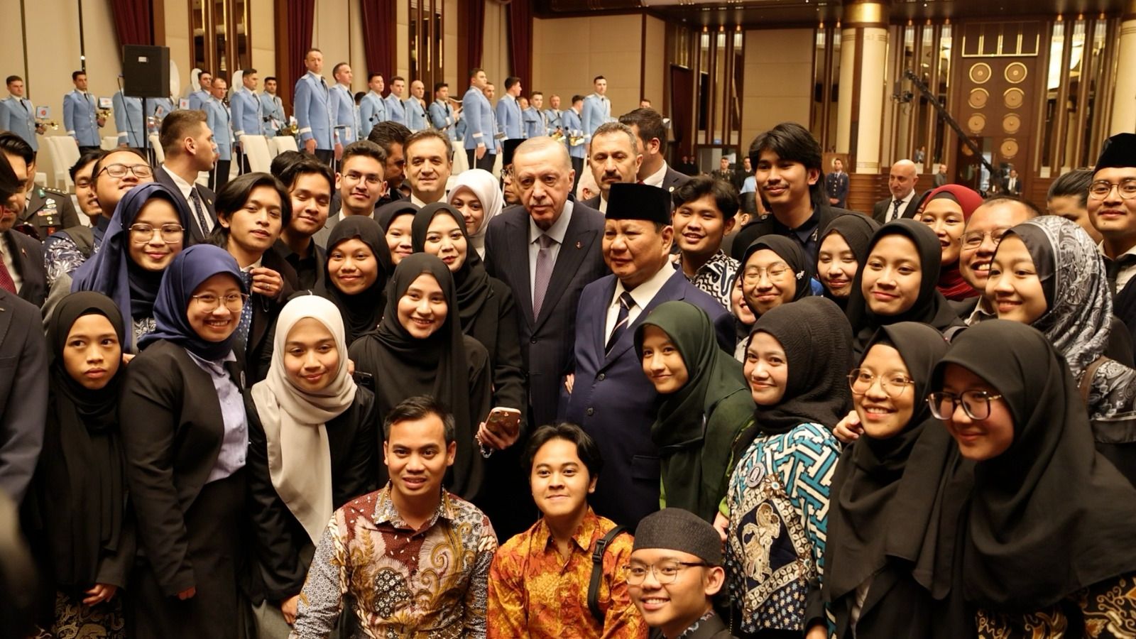Prabowo dan Erdogan bersama mahasiswa Indonesia di Turki.
