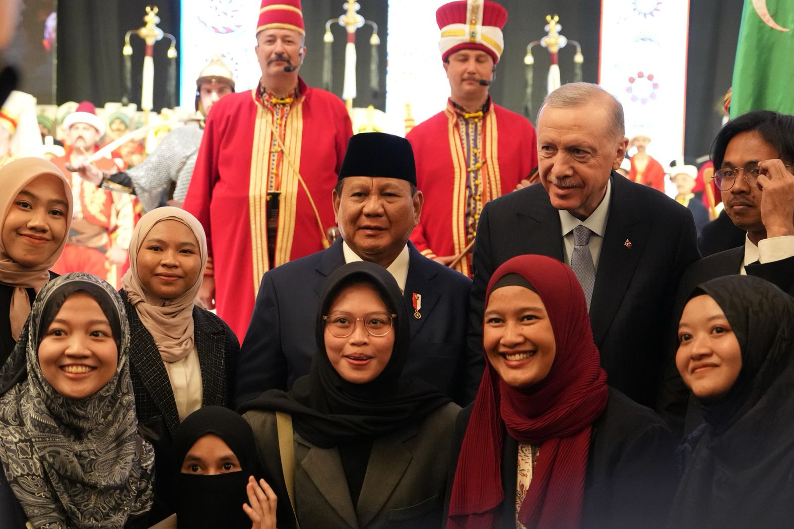 Erdogan dan Prabowo bersama mahasiswa.