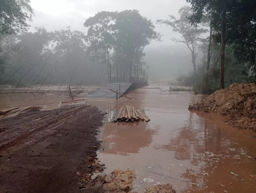 DAMPAK BANJIR: Kondisi jembatan penghubung antar kecamatan di Kecamatan Krayan Selatan akibat terendam banjir.