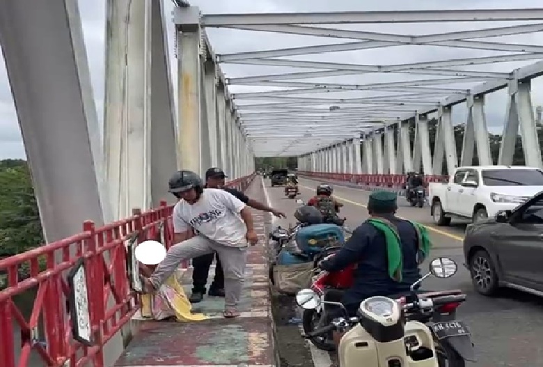 Seorang wanita mencoba bunuh diri lompat dari Jembatan Kahayan Palangka Raya, Jumat (11/4/2025) Istimewa