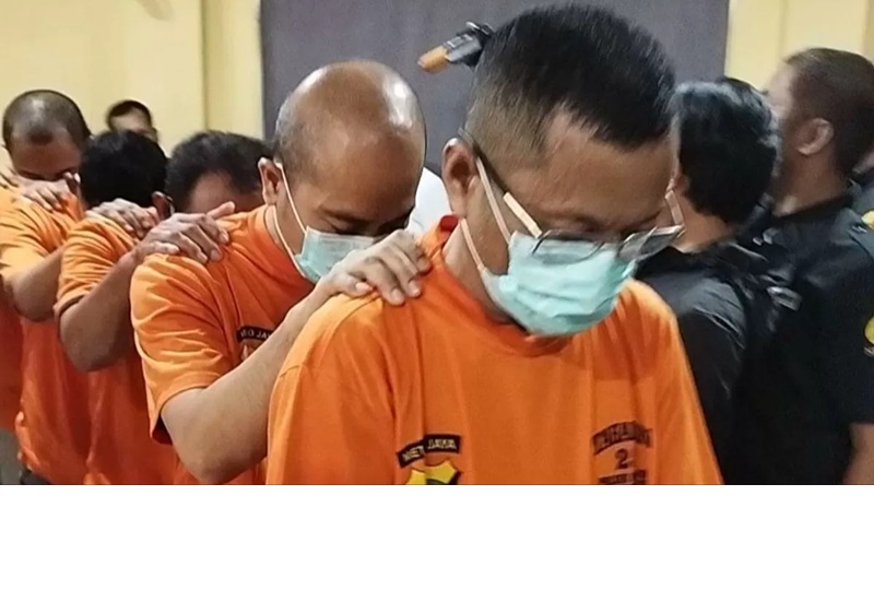 Relationship Manager Garuda Indonesia Bayu Setio Aribowo bersama anggota jaringannya kini diamankan Polsek Metro Tanah Abang. (FOTO: IST)