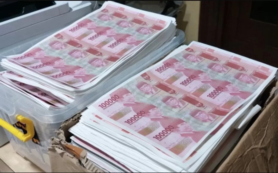 Barang bukti uang palsu yang diamankan Polsek Metro Tanah Abang yang kemudian menyeret Relationship Manager Garuda Indonesia sebagai tersangka jaringan uang palsu. (JawaPos.com/RyandiZahdomo)