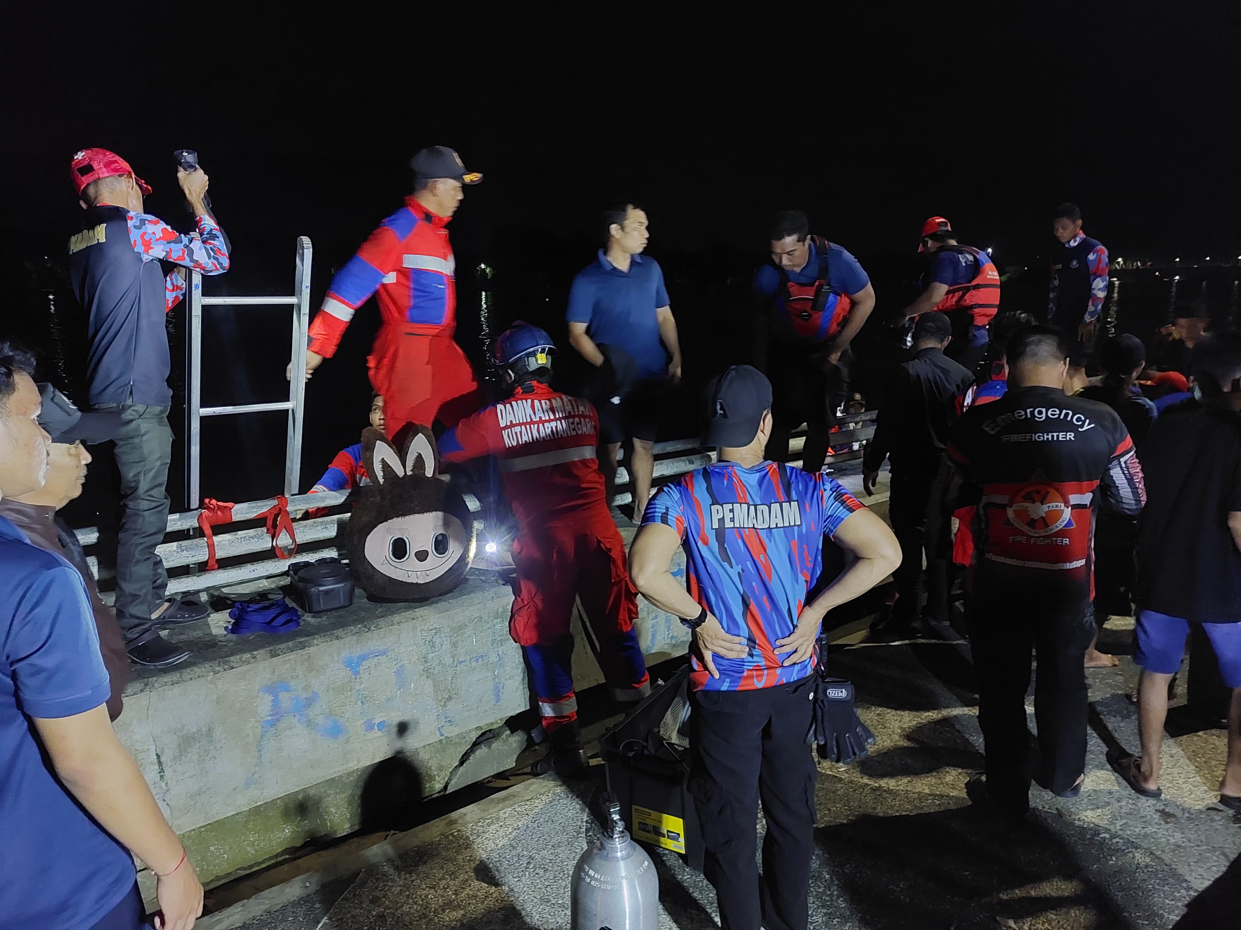 Damkar melakukan pencarian terhadap badut jalanan yang terjun ke perairan Sungai Mahakam, Timbau, Tenggarong (Elmo/Prokal.co)