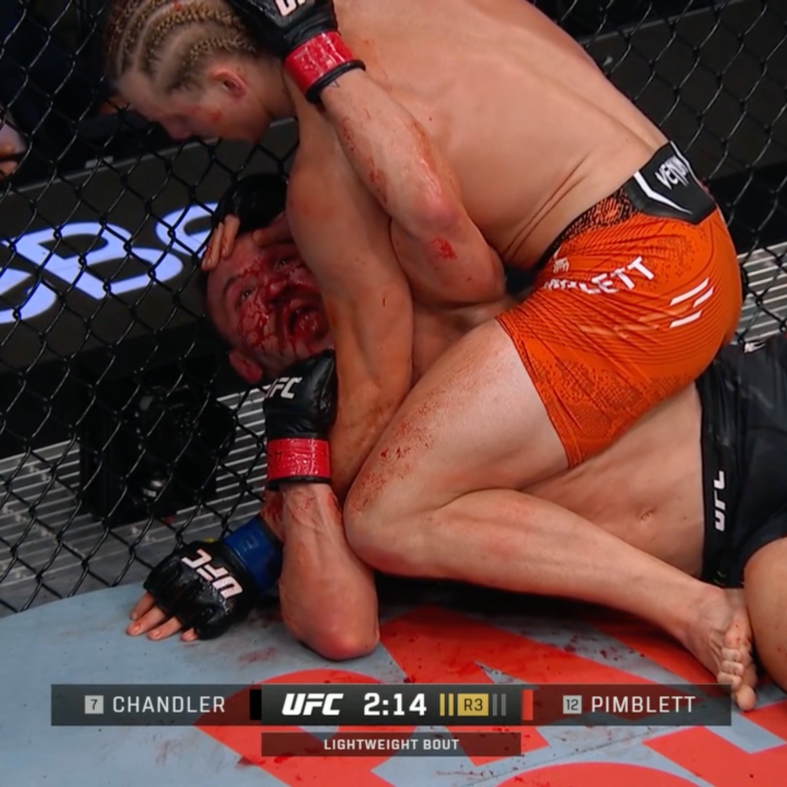 Michael Chandler (bawah) dihajar habis-habisan oleh Paddy Pimblett.