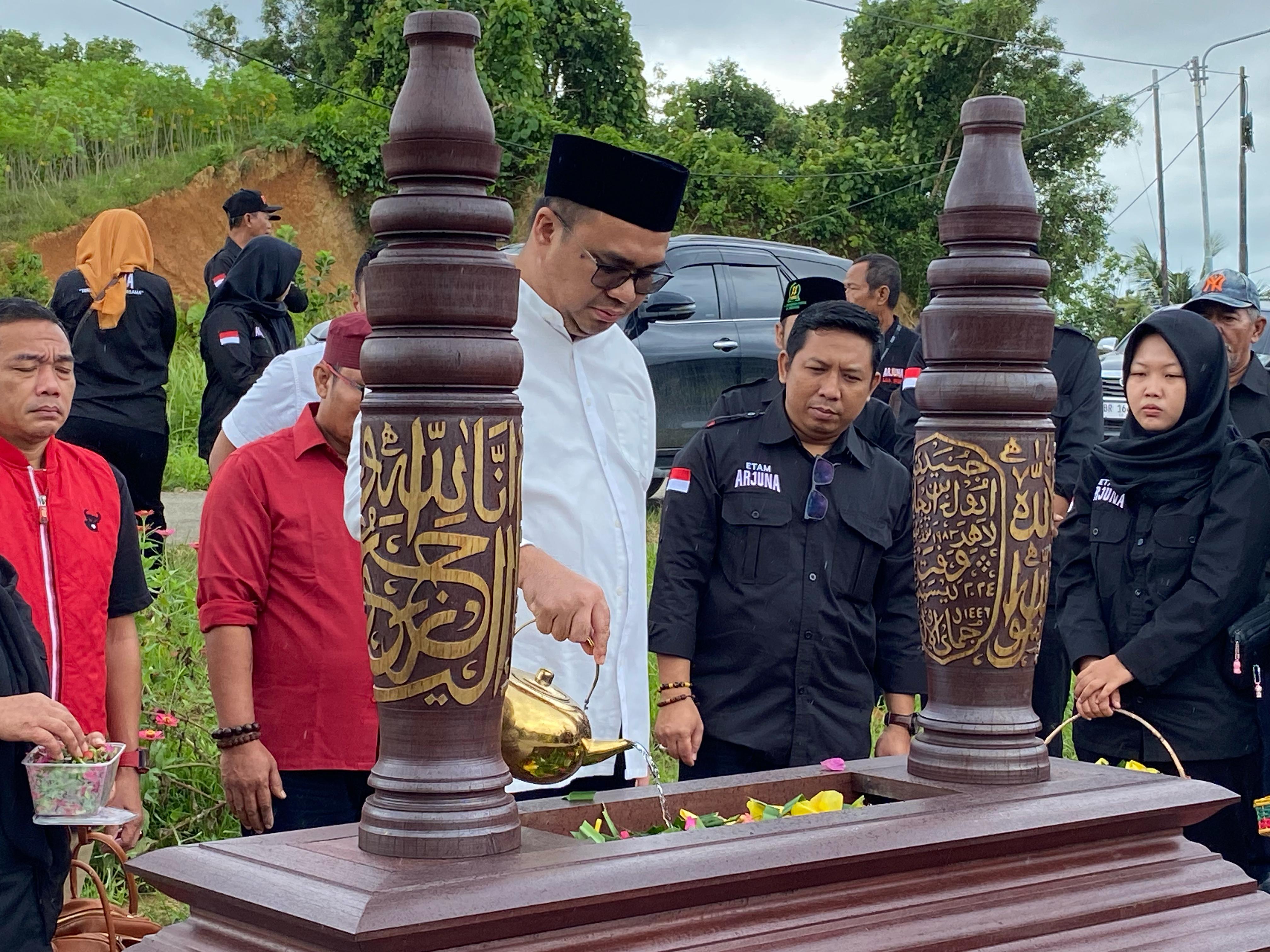 Calon Bupati Kukar nomor urut 01, Aulia Rahman Basri berziarah ke makam mantan Ketua DPRD Kukar, Junaidi di Tenggarong (Istimewa)
