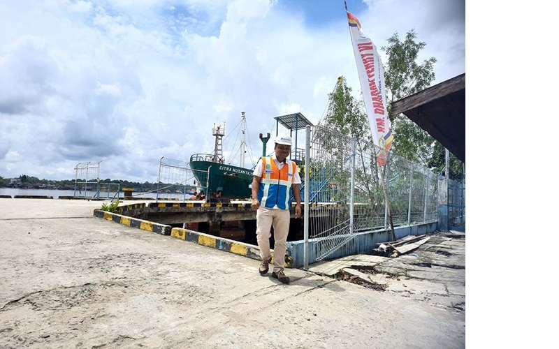 RENCANA : Tri Purbo Waluyojati Junior Manager Pelayanan Terminal Pelindo Regional 3 Sampit saat menunjukkan titik lokasi rencana pembangunan pagar yang akan dilanjutkan dibangun di sepanjang dermaga.