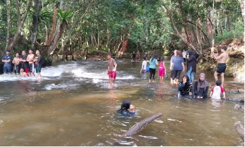 Antusias pengunjung saat menikmati alam di wisata pemandian Gerojokan bersama teman maupun keluarga. (WANDI/PONTIANAK POST)