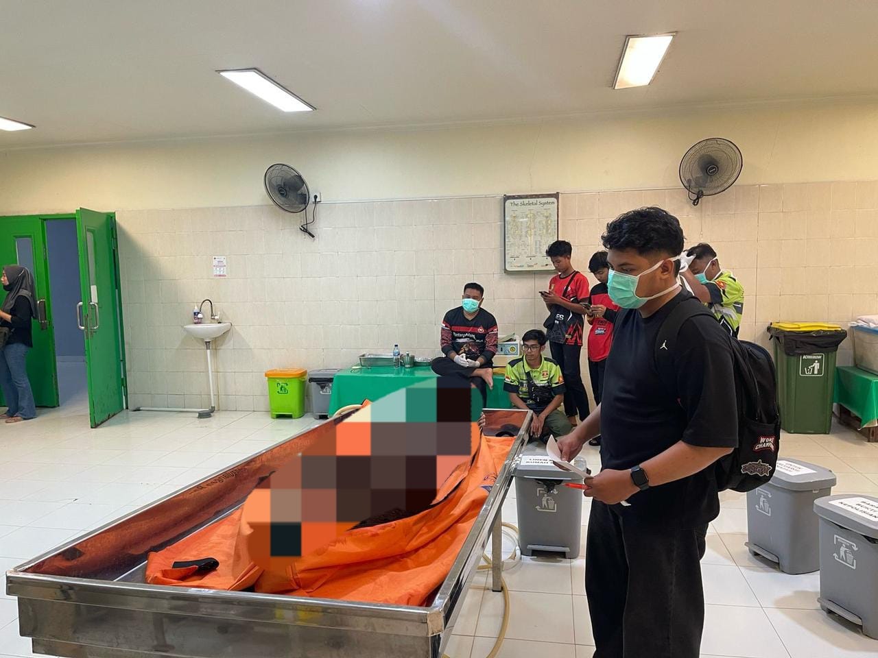 Jenazah N, badut berkostum Labubu yang telah diselamatkan dari perairan Sungai Mahakam di RSUD AM Parikesit (Ist/Polres Kukar)