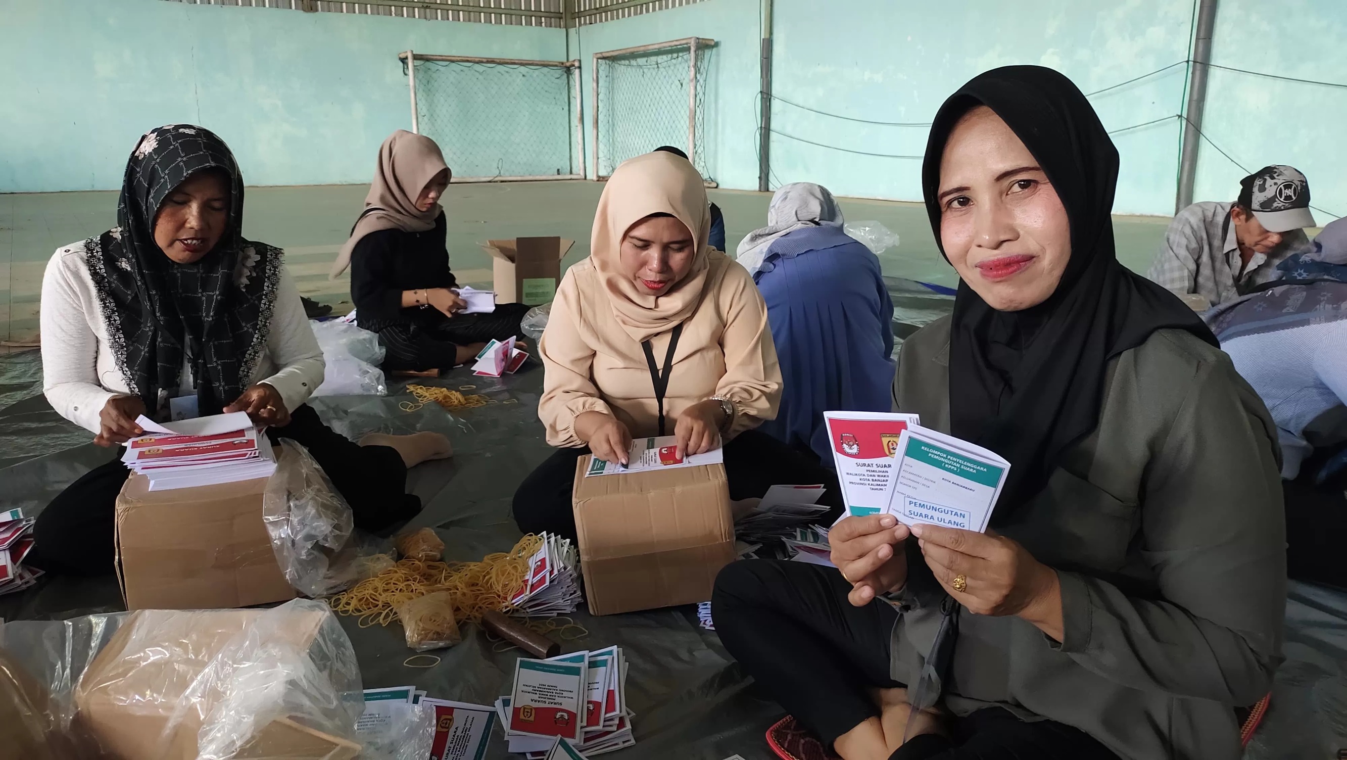 SURAT SUARA:Petugas menyortir dan melipat surat suara PSU Banjarbaru, Kamis (10/4/2025). 2.636 surat suara serta dua lembar dalam kondisi rusak.(Foto:Bayu/Radar Banjarmasin)