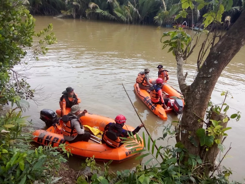 EVAKUASI:Proses pencarian seorang warga Desa Petangis, Kabupaten Paser, yang diduga tewas diterkam buaya saat menjala udang di Sungai Lonu. (FOTO:ISTIMEWA)