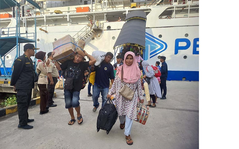 KEDATANGAN : Sejumlah porter yang menawarkan jasa menolong membawakan barang penumpang yang tiba di Pelabuhan Sampit, Kamis (10/4).HENY/RADARSAMPIT
