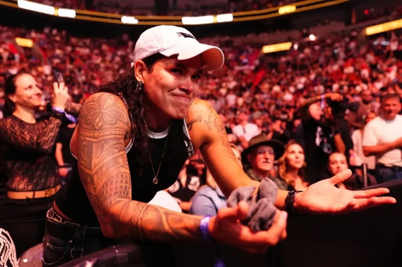 Juara dua divisi Ultimate Fighting Championship (UFC) Amanda Nunes dipenuhi emosional saat dirinya diumumkan mendapatkan penghargaan Hall of Fame 2025 .