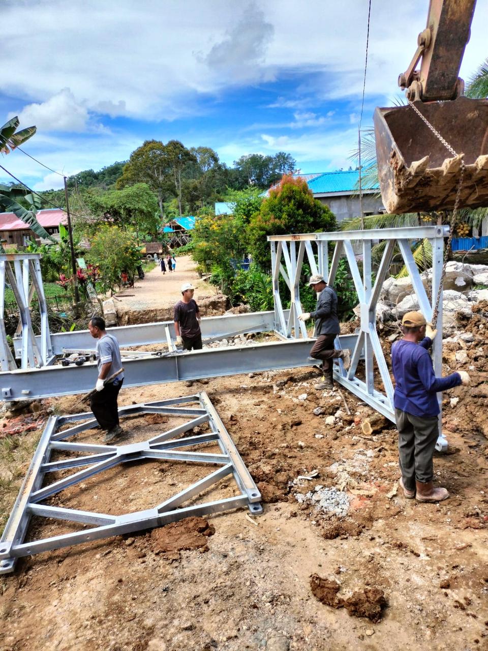 DIPASANG: DPUPR Berau memasang jembatan bailey (sementara) di RT 4, Kampung Maluang, Gunung Tabur, Berau, Senin, 14 April 2025.