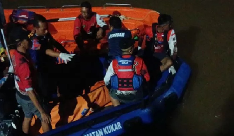 DITEMUKAN. Tim Damkar Kukar berhasil menemukan jasad korban yang hilang di Sungai Mahkamah, Kukar setelah menyelamatkan kostum badut. (ist)