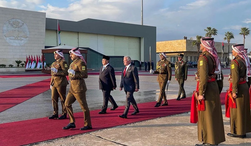 Presiden Prabowo Subianto (ketiga kiri) bersama pemimpin Yordania Raja Abdullah II (keempat kiri). ANTARA