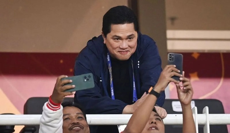 Ketua Umum PSSI Erick Thohir (tengah)
