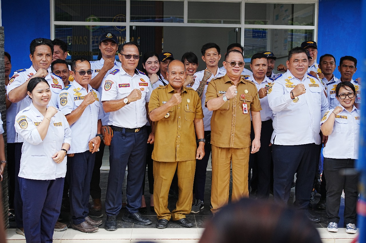 Wakil Bupati Mahulu Drs Yohanes Avun dan Sekda Mahulu Dr Stephanus Madang abadikan momen Bersama pegawai Dishub usai syukuran kantor, Selasa (15/4). JODY KRISTIANTO/KP