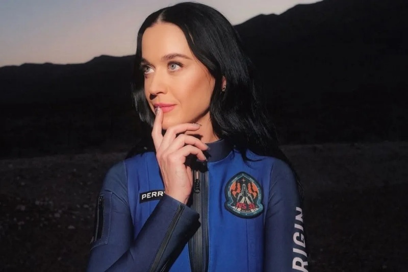 Wisata ke Luar Angkasa, Tiba di Bumi Katy Perry Langsung Cium Tanah
