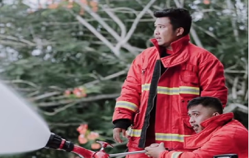 Personel Pemadam Kebakaran dan Penyelamatan Kotawaringin Barat saat penanganan kebakaran di permukiman, belum lama ini.